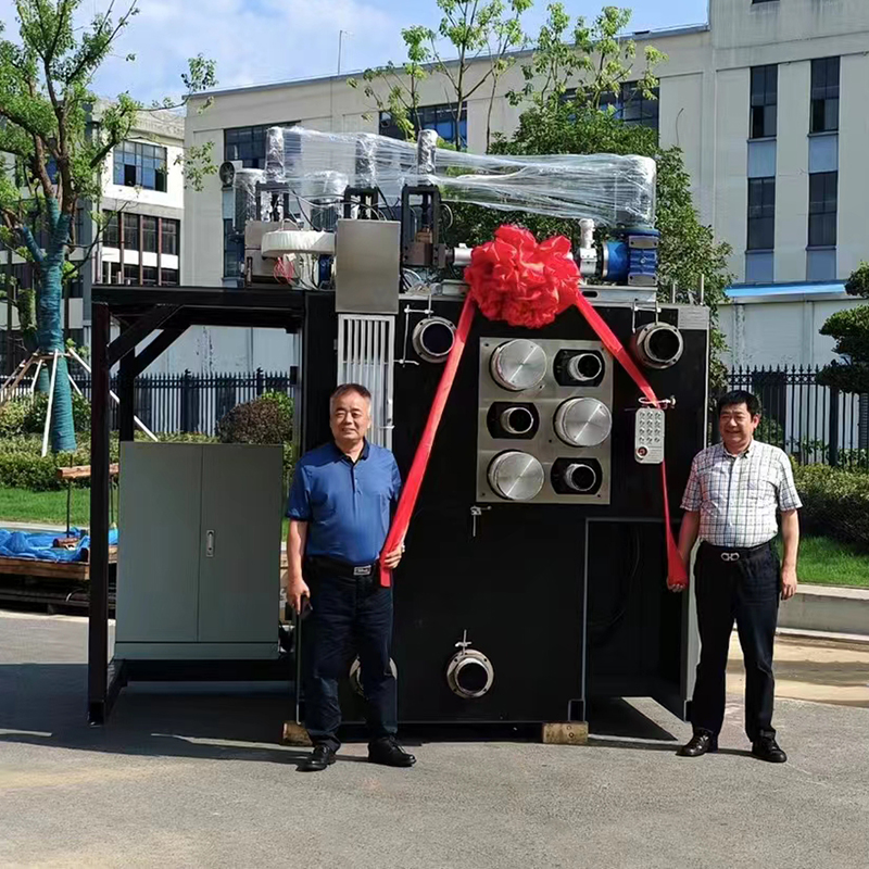 Třísložkový pilotní stroj pro předení taveniny