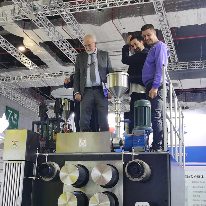 Prémiový pilotní stroj na předení taveniny